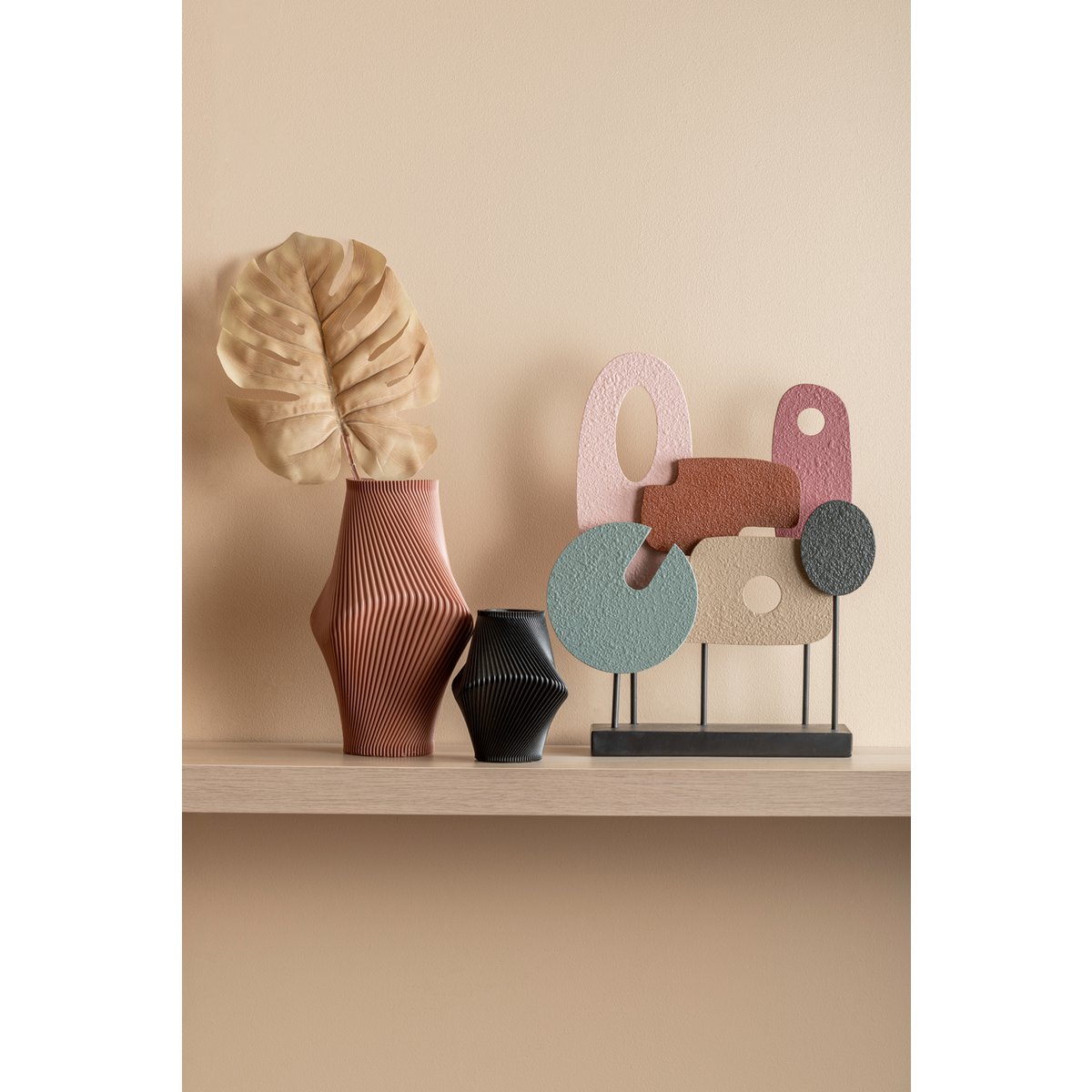Standbeeld abstracte kunst medium